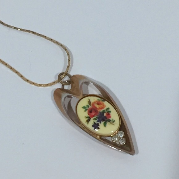 Vintage Gold Heart Necklace with Flowered Cabochon Vintage Patina Very Nice - Picture 2 of 4